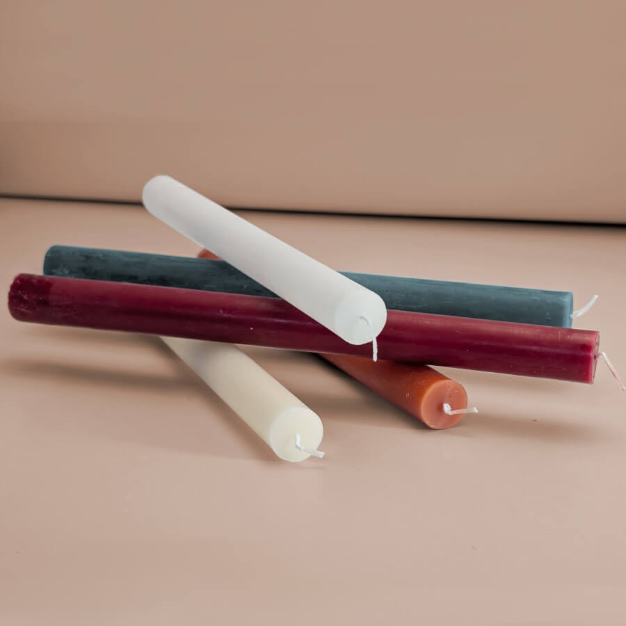 Mix de chandelles colorées (bleu, blanc, rouge sangria, hydromel, crème) pour une déco personnalisée.