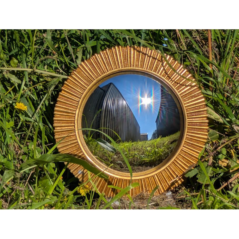 Miroir convexe Soleil Rayonnant résine dorée D25 cm | Deco-Delight.com