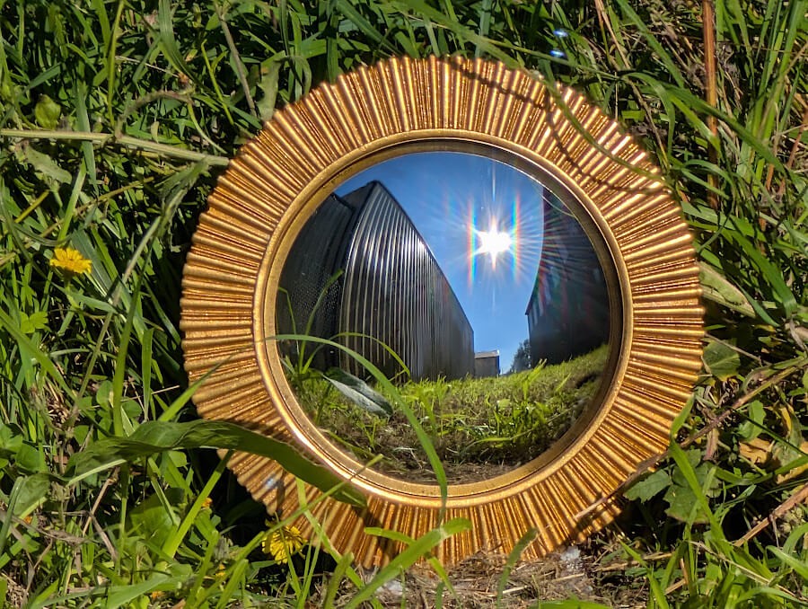 Miroir convexe Soleil Rayonnant résine dorée D25 cm | Deco-Delight.com