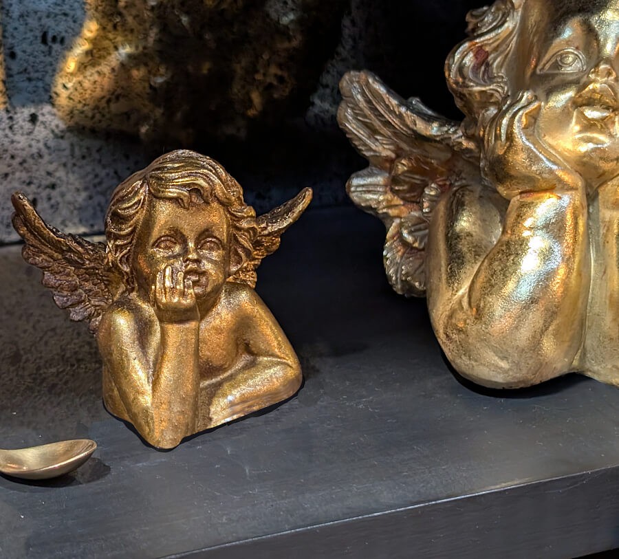 Figurine Ange pensif Or patiné H7,5 cm | Deco-Delight.com