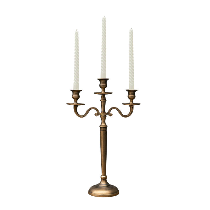 Candélabre classique à trois branches en métal doré avec bougies.