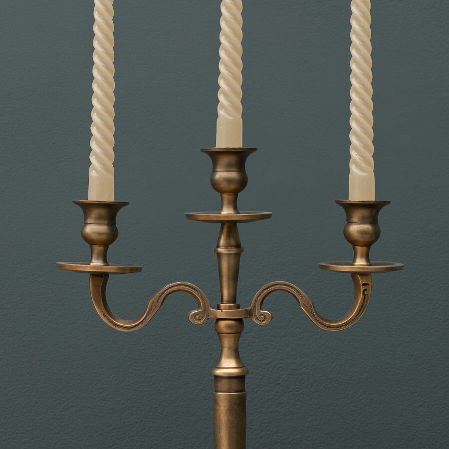 Gros plan sur la tête du chandelier et les bougies, atmosphère romantique.