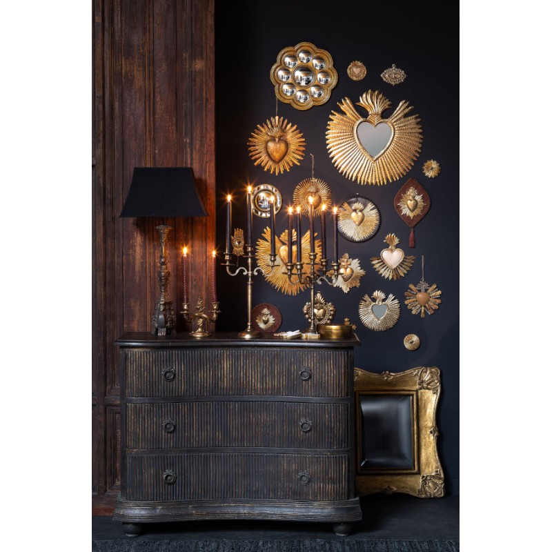 Chandelier en centre de table dans un décor sombre et luxueux.