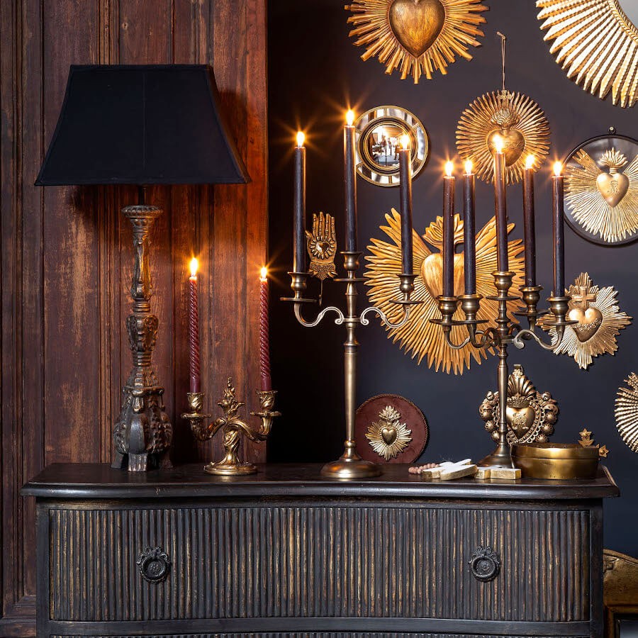 Candélabre doré sur une commode, ambiance boudoir.