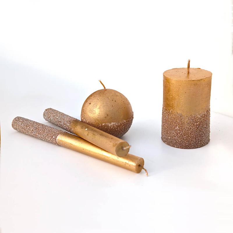 Composition glamour pour centre de table avec bougies dorées à paillettes.