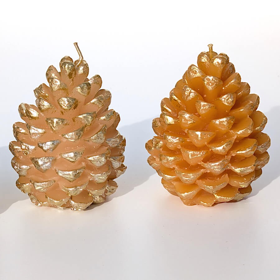 Détail des écailles dorées sur les bougies couleurs orge et rose pêche.