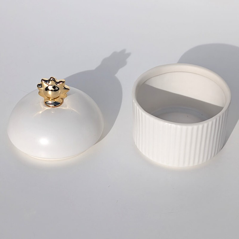 Boîte en céramique blanche & Soleil doré H12,5 cm | Deco-Delight.com