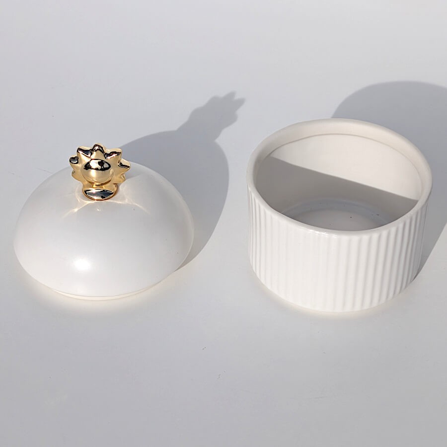 Boîte en céramique blanche & Soleil doré H12,5 cm | Deco-Delight.com