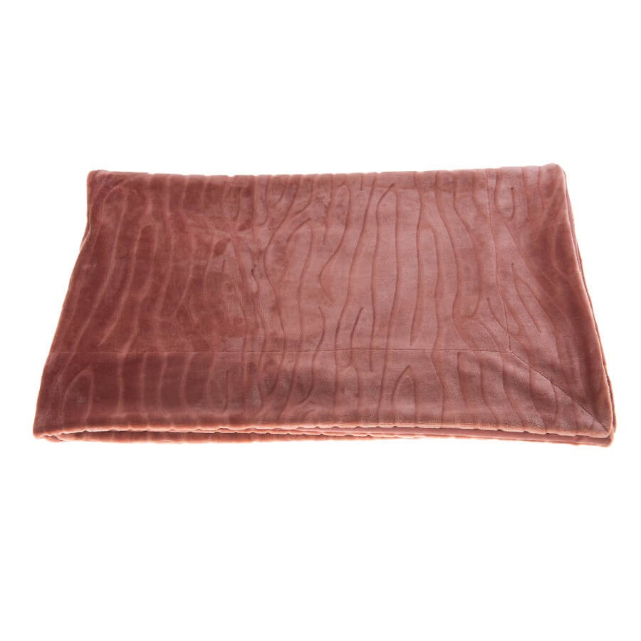 Texture douce et moelleuse du plaid en polyester coloris rose vintage.