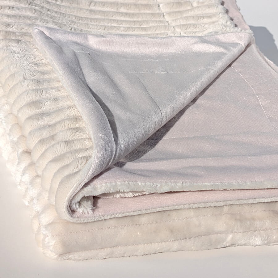 Détail du relief tactile des côtes et du revers lisse pour un confort optimal.