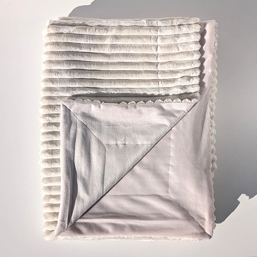 Finition soignée avec bordure festonnée apportant une touche de charme.