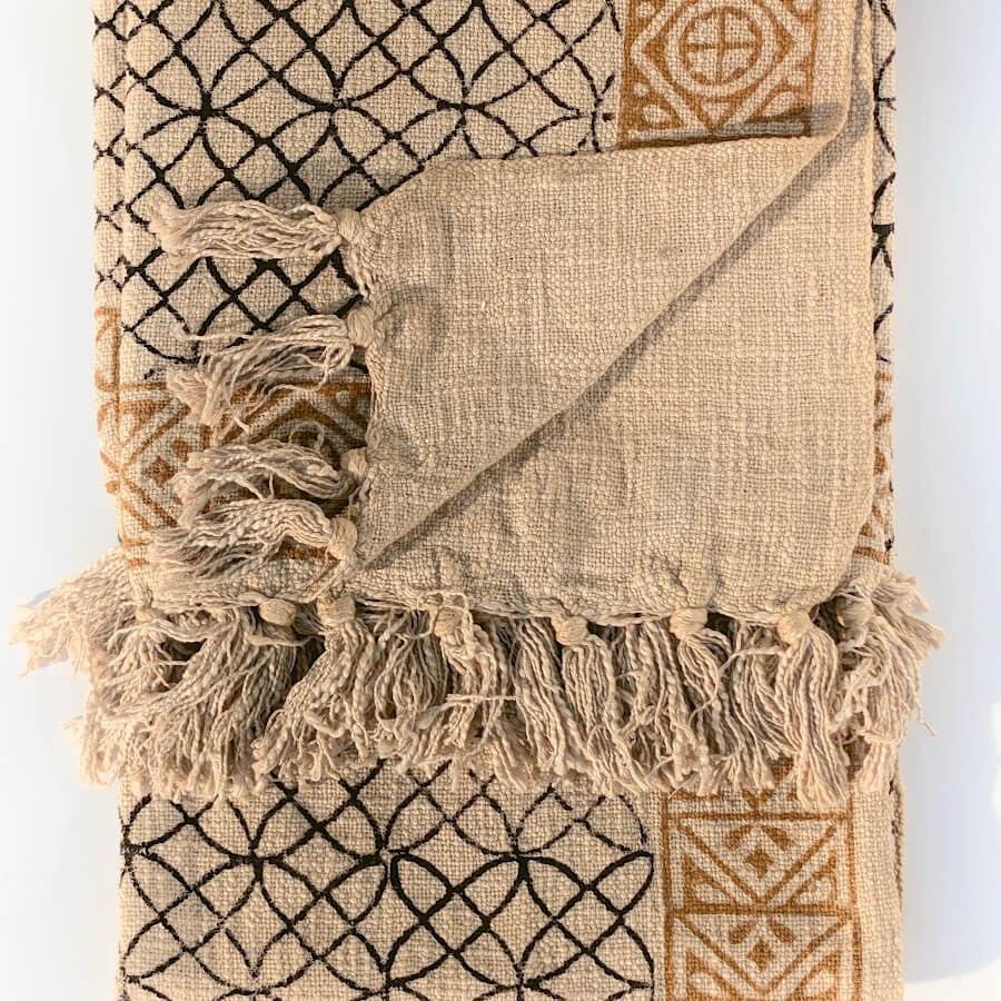 Plaid ethnique noir & liseré moutarde 130×160 cm | Deco-Delight.com