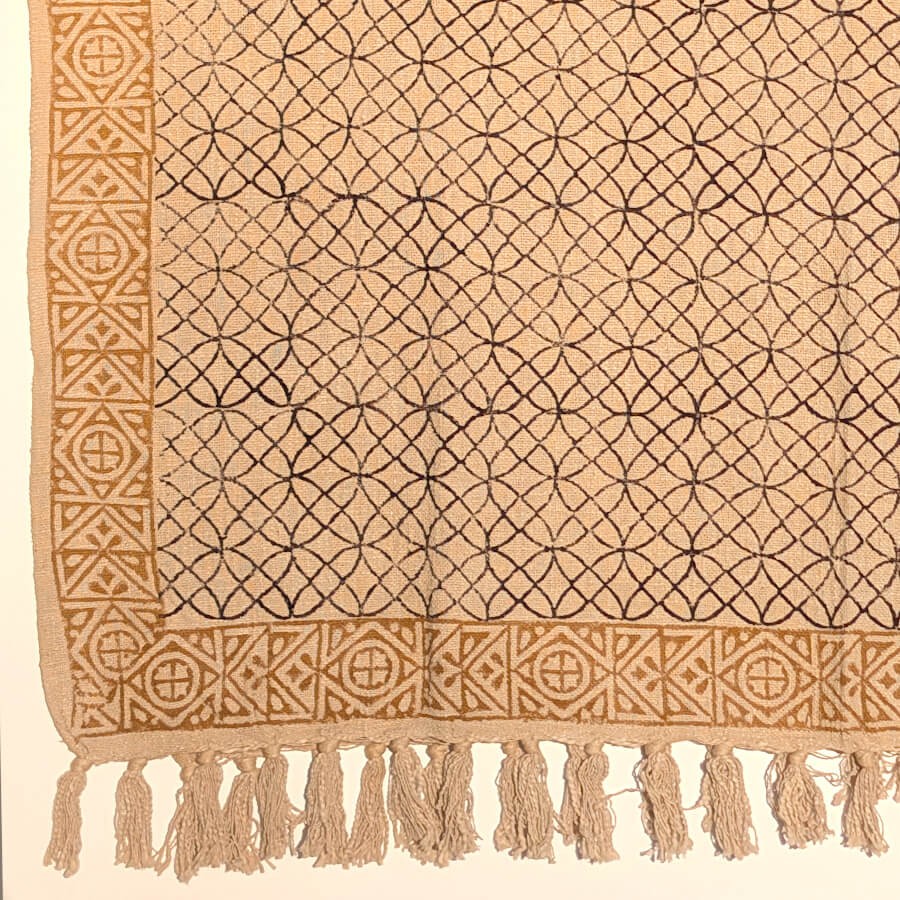 Plaid ethnique noir & liseré moutarde 130×160 cm | Deco-Delight.com