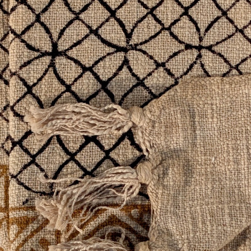 Plaid ethnique noir & liseré moutarde 130×160 cm | Deco-Delight.com