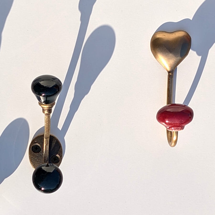 Crochet Cœur en laiton doré & céramique rouge H9 cm | Deco-Delight.com