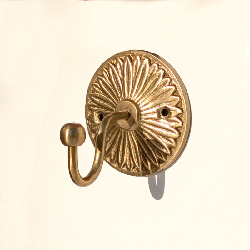 Crochet mural Marguerite en laiton patiné D7 cm | Deco-Delight.com