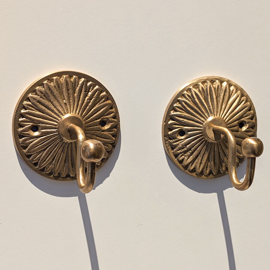 Crochet mural Marguerite en laiton patiné D7 cm | Deco-Delight.com