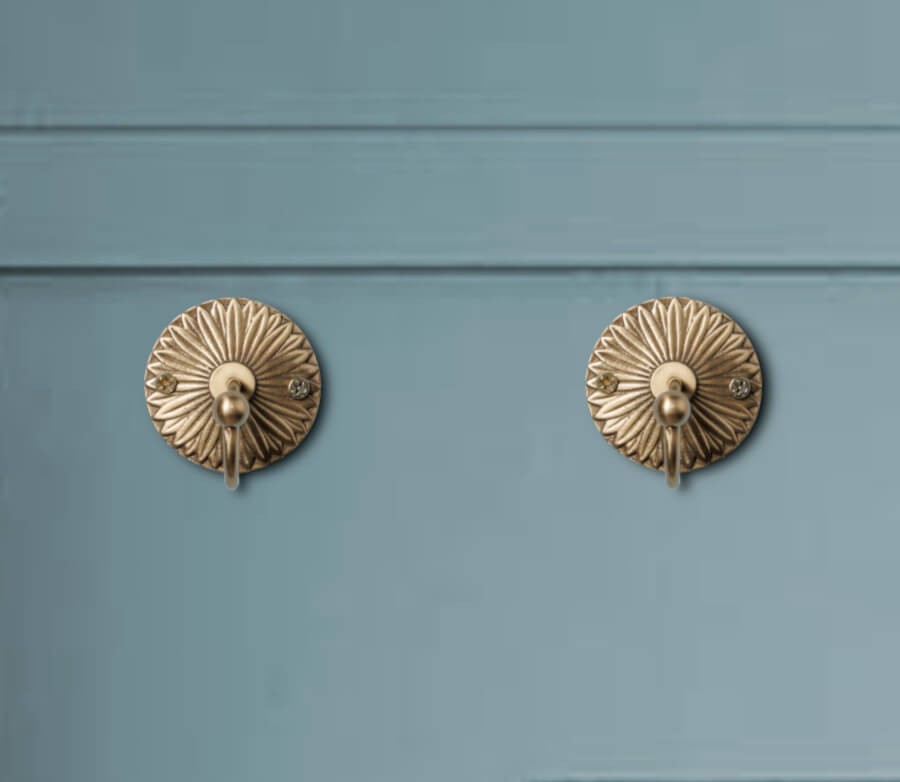 Crochet mural Marguerite en laiton patiné D7 cm | Deco-Delight.com