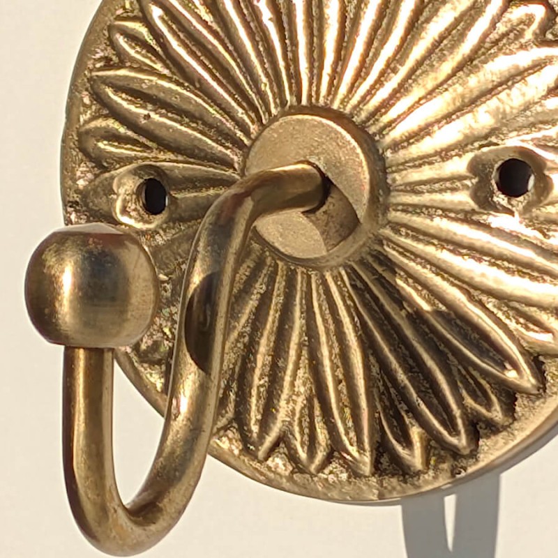 Crochet mural Marguerite en laiton patiné D7 cm | Deco-Delight.com