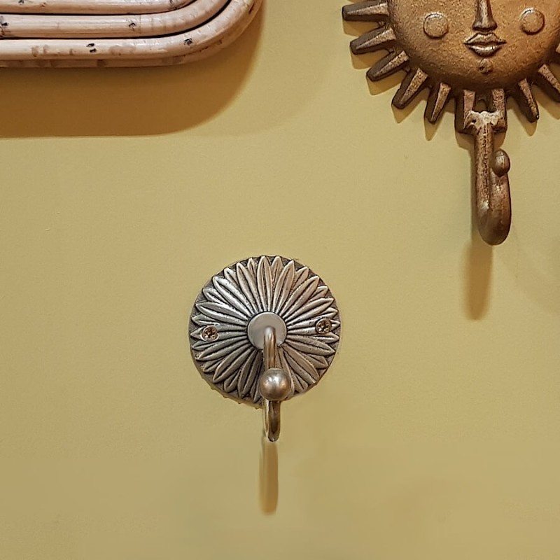 Crochet mural Marguerite en laiton patiné D7 cm | Deco-Delight.com