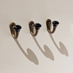 Crochet métal patiné boule céramique noire H5 cm | Deco-Delight.com