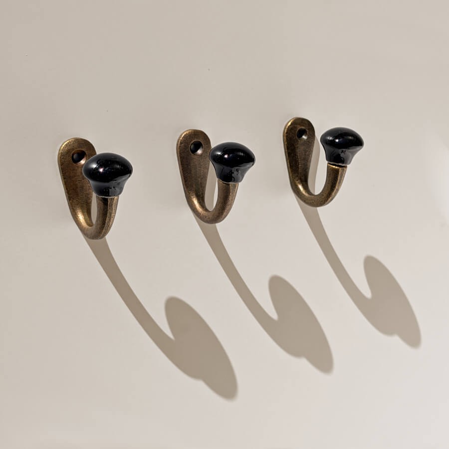 Crochet métal patiné boule céramique noire H5 cm | Deco-Delight.com