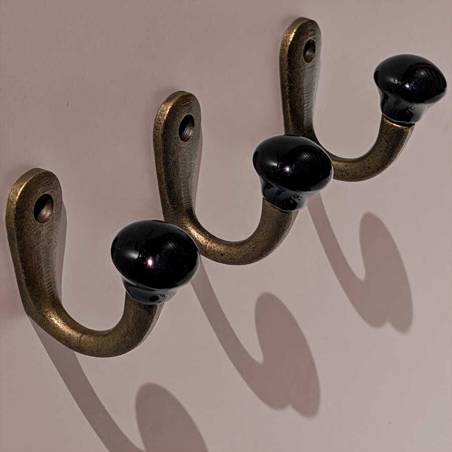 Crochet métal patiné boule céramique noire H5 cm | Deco-Delight.com