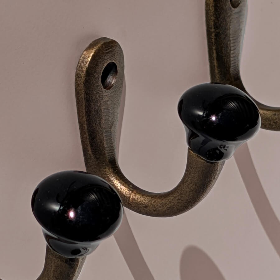 Crochet métal patiné boule céramique noire H5 cm | Deco-Delight.com