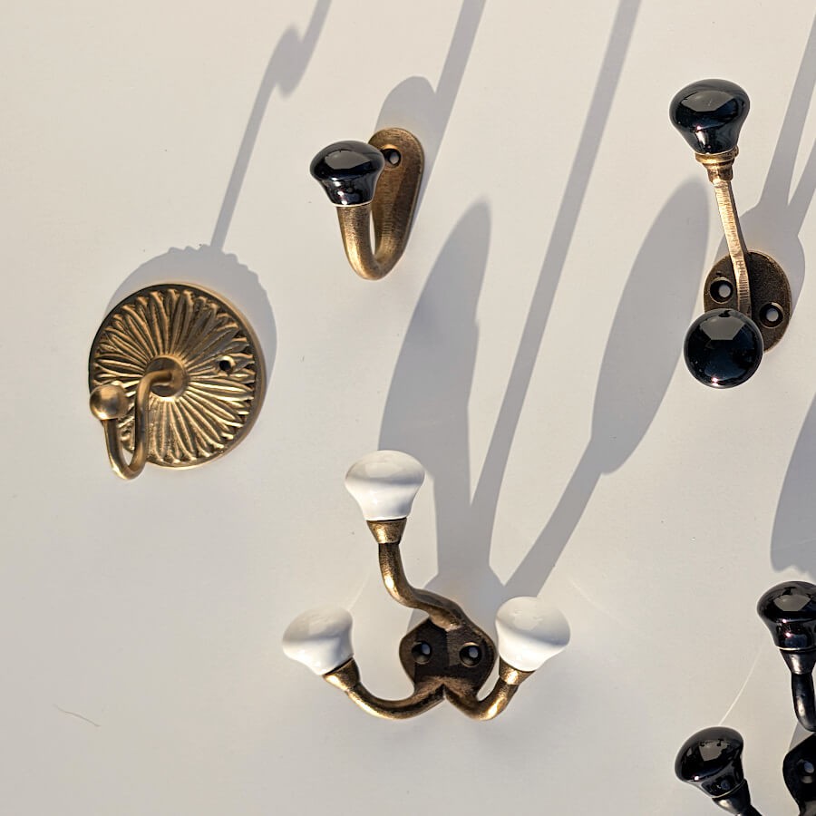 Crochet métal patiné boule céramique noire H5 cm | Deco-Delight.com