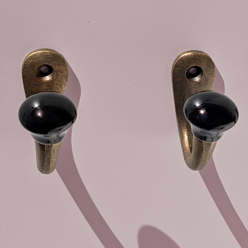 Crochet métal patiné boule céramique noire H5 cm | Deco-Delight.com