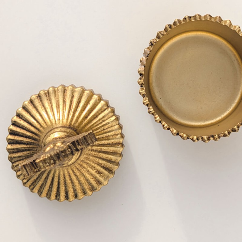 Boîte en résine ex-voto Cœur Sacré doré H13 cm | Deco-Delight.com