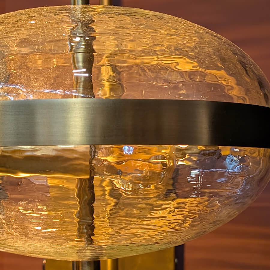 Applique Murale Globe Laiton Brossé & Verre Texturé | Deco-Delight.com