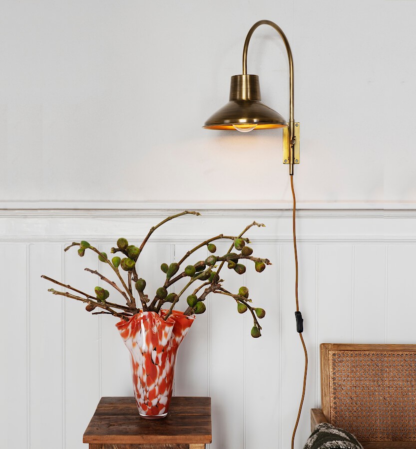 Applique murale style Loft new-yorkais, éclairage chaleureux au-dessus d'un meuble.