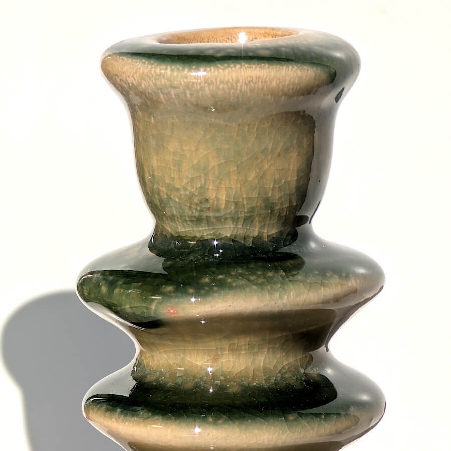 Gros plan émail vert foncé et crème bougeoir céramique