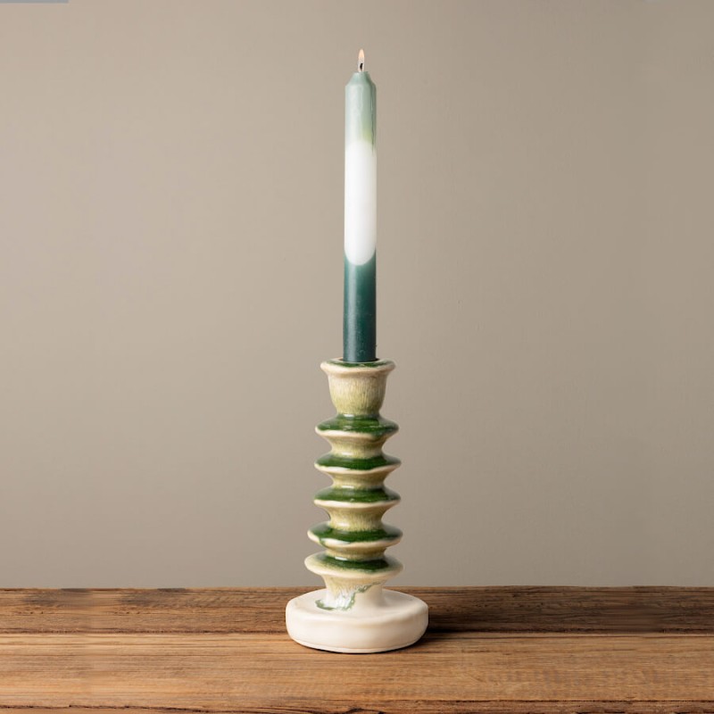 Bougeoir céramique avec bougie verte, style vintage sur table bois