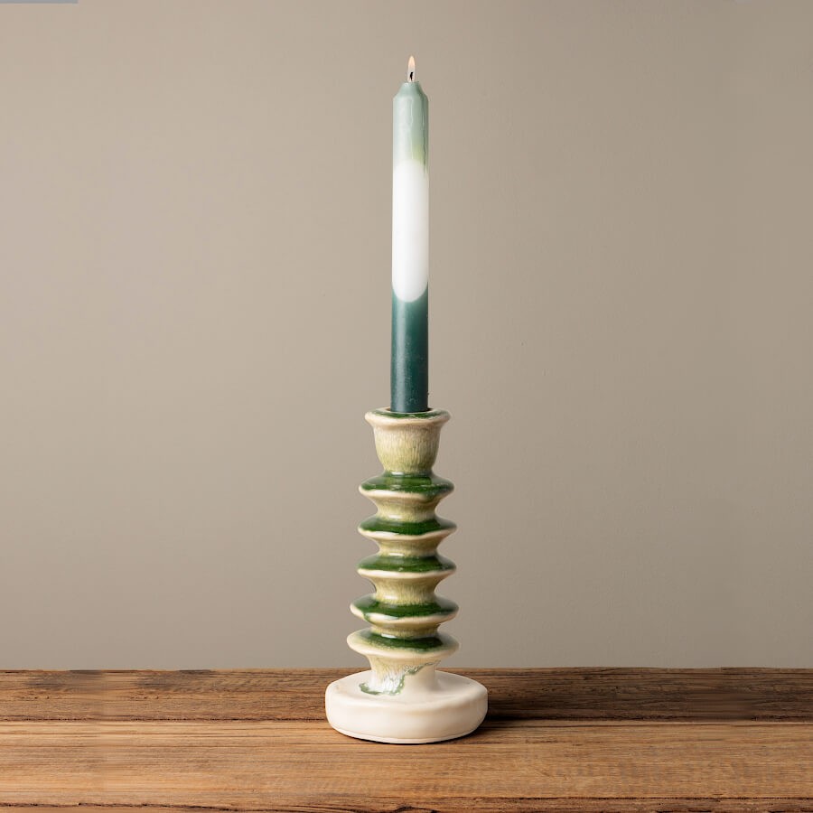 Bougeoir céramique avec bougie verte, style vintage sur table bois