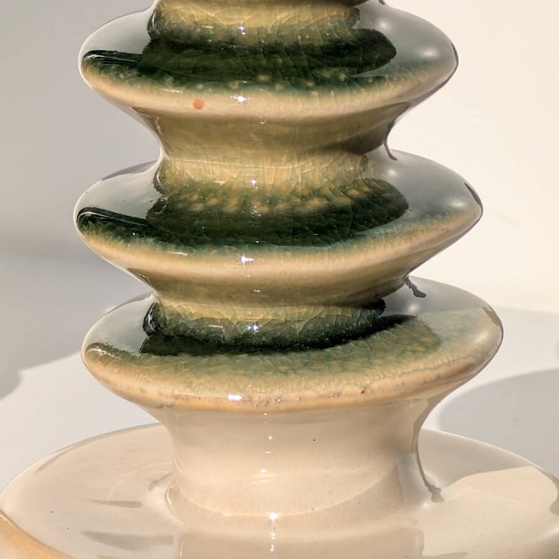 Détail émaillage vert et relief bougeoir céramique artisanale