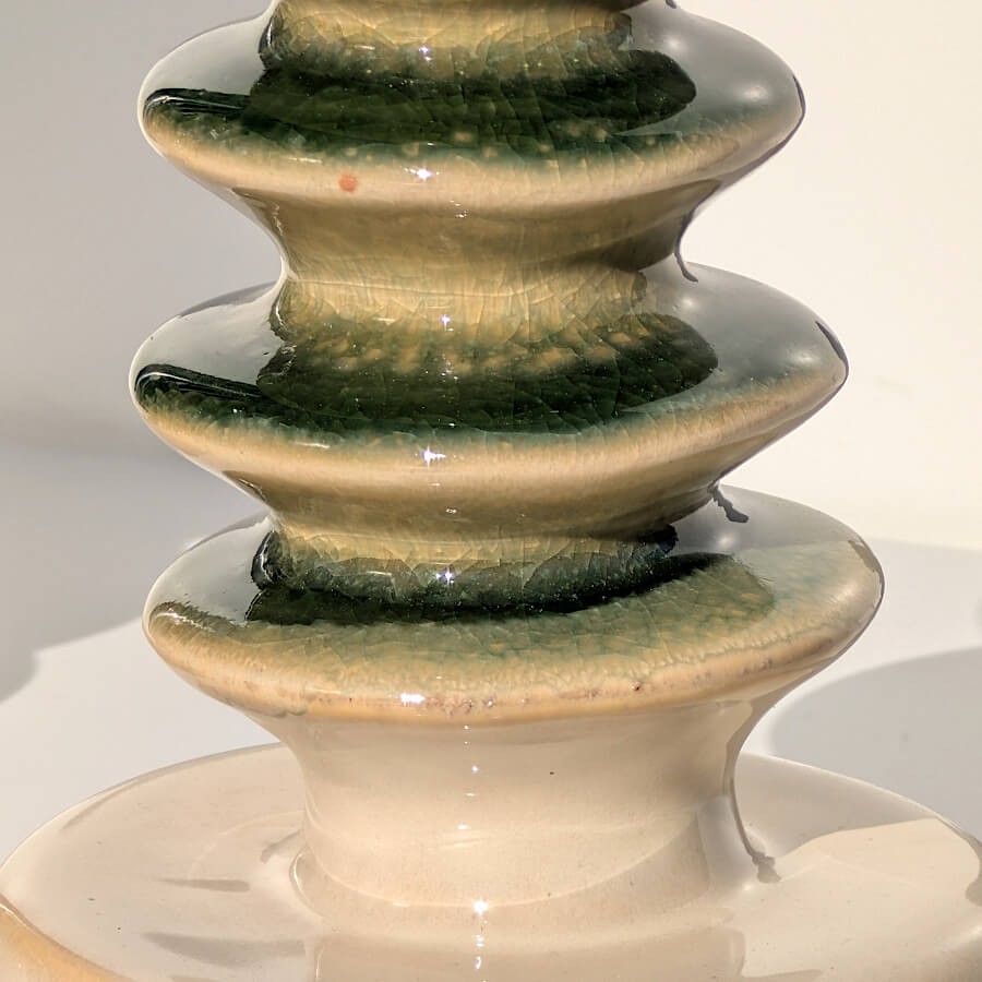 Détail émaillage vert et relief bougeoir céramique artisanale