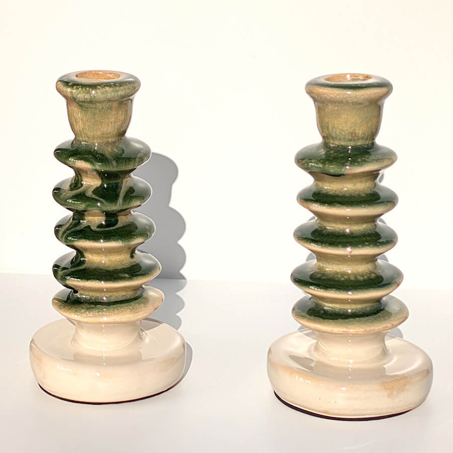 Duo de bougeoirs en céramique vert et crème forme disques