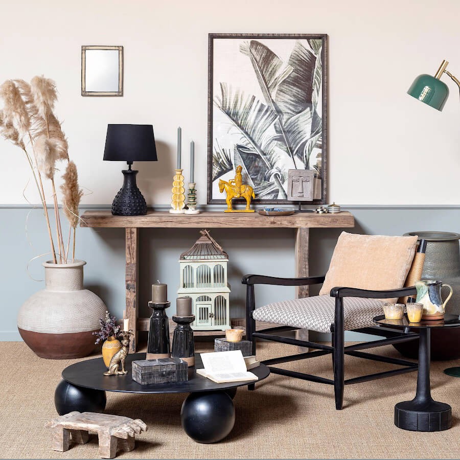 Scène de décoration : Bougeoir céramique sur console, style design organique