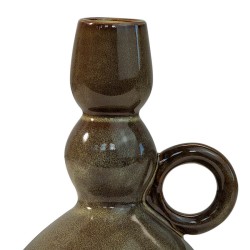 Gros plan sur le glaçage réactif et l'anse arrondie du bougeoir en céramique.