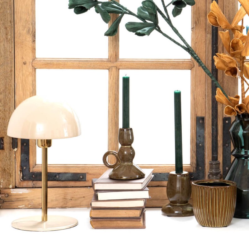 Scène de décoration : Bougeoir de chevet avec anse dans un décor bohème naturel.