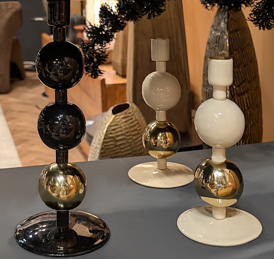 Paire de bougeoirs noir et crème sur table, ambiance Glamour Minimaliste.