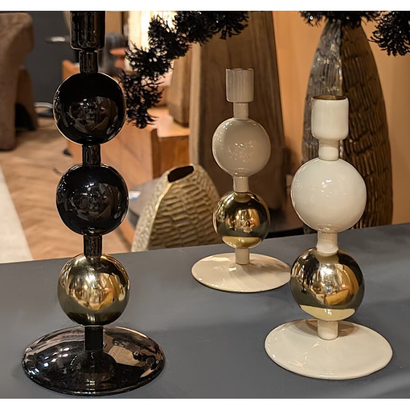 Bougeoir noir et or sur une table de fête, ambiance glamour et luxueuse.