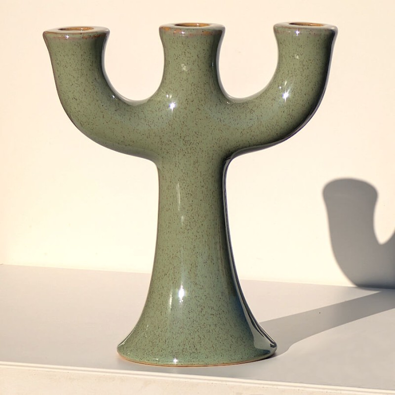 Chandelier en céramique vert sauge, forme élégante inspirée de la nature.