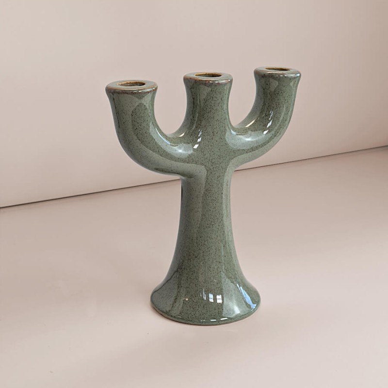 Chandelier céramique H20,5 cm sur une étagère, style Nature Chic.