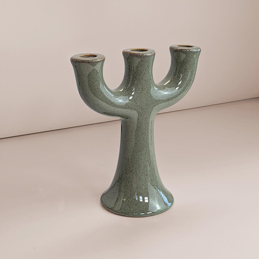 Chandelier céramique H20,5 cm sur une étagère, style Nature Chic.