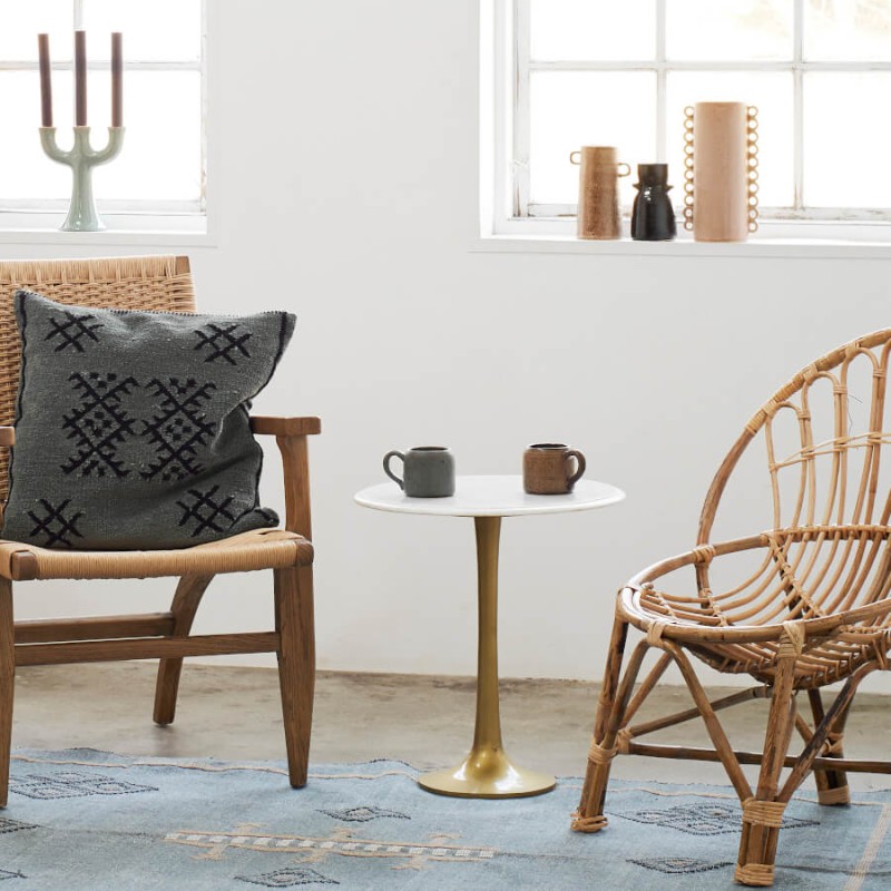 Chandelier vert sauge dans un décor scandinave minimaliste, ambiance chaleureuse.