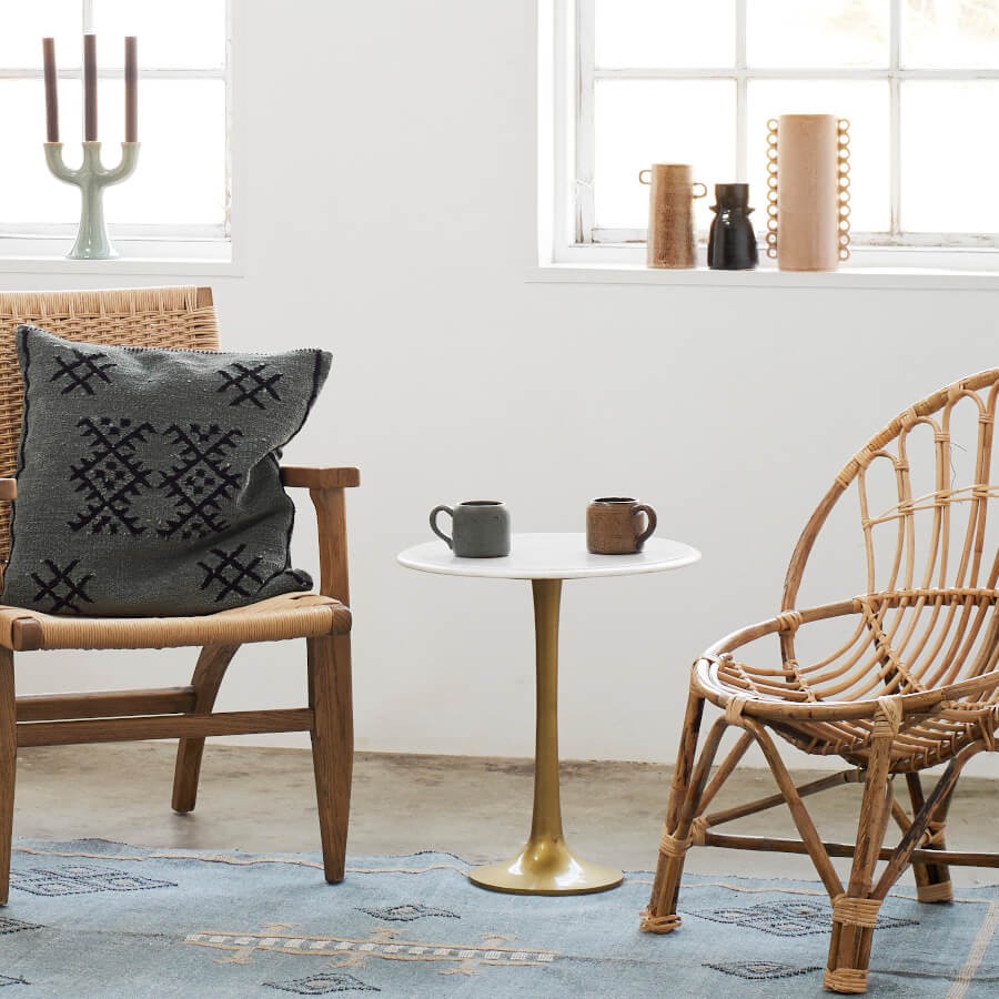 Chandelier vert sauge dans un décor scandinave minimaliste, ambiance chaleureuse.