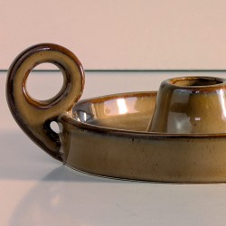 Gros plan sur le porte-chandelle traditionnel et l'anse arrondie.